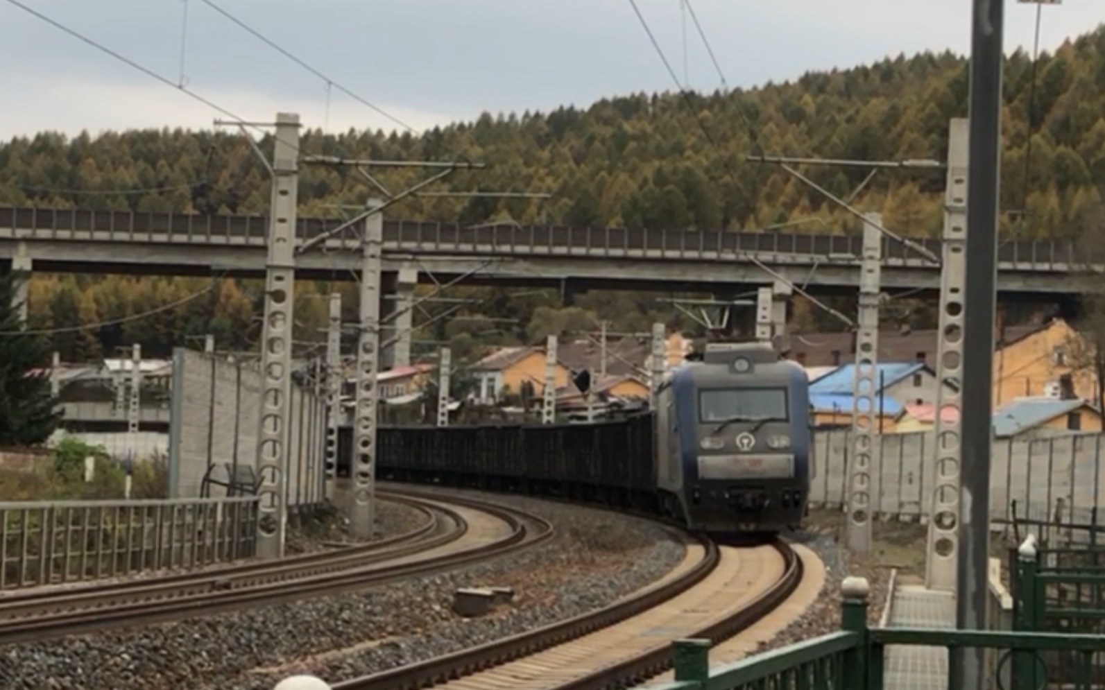 hxd3-0452,哈局哈段,牵引敞车货列由滨绥线下行经过横道河子镇道口,去