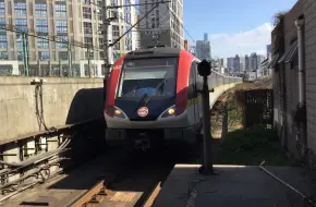 Скачать видео: 2017年的上海地铁3号线上海火车站站包公335交会黄鱼302