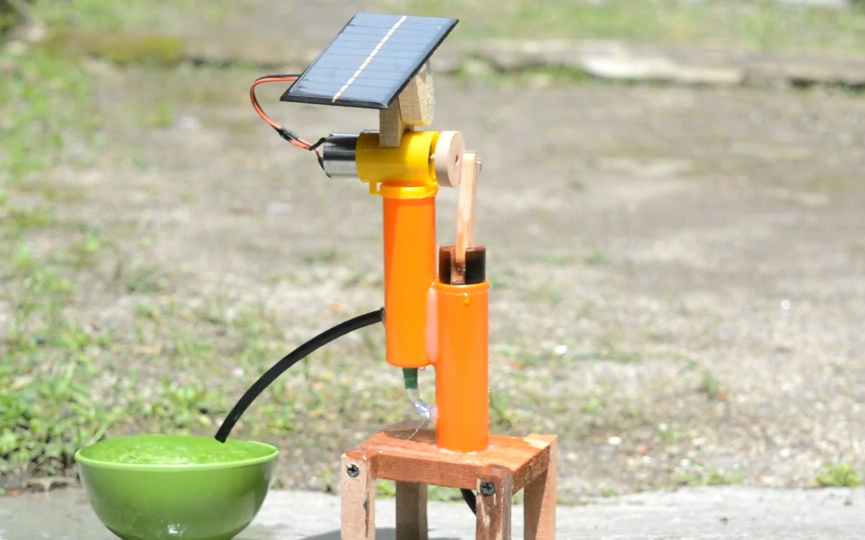 农用野外太阳能抽水泵图片