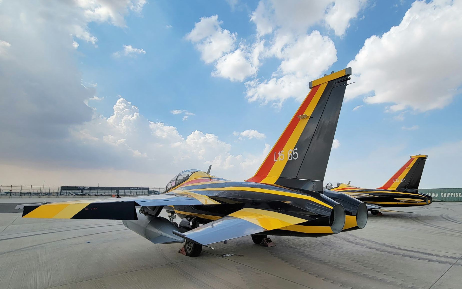 新涂装l-15a攻击战斗教练机公开亮相迪拜上空