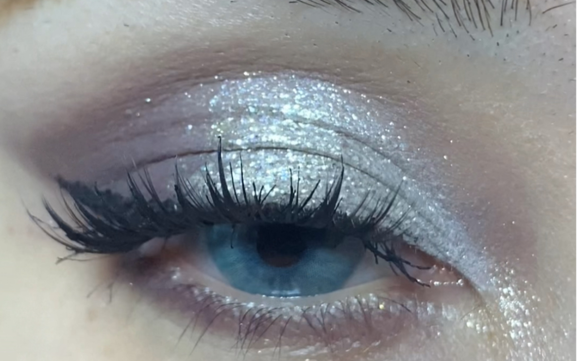 冷淡风银色金属烟熏妆/这个眼妆超酷的!