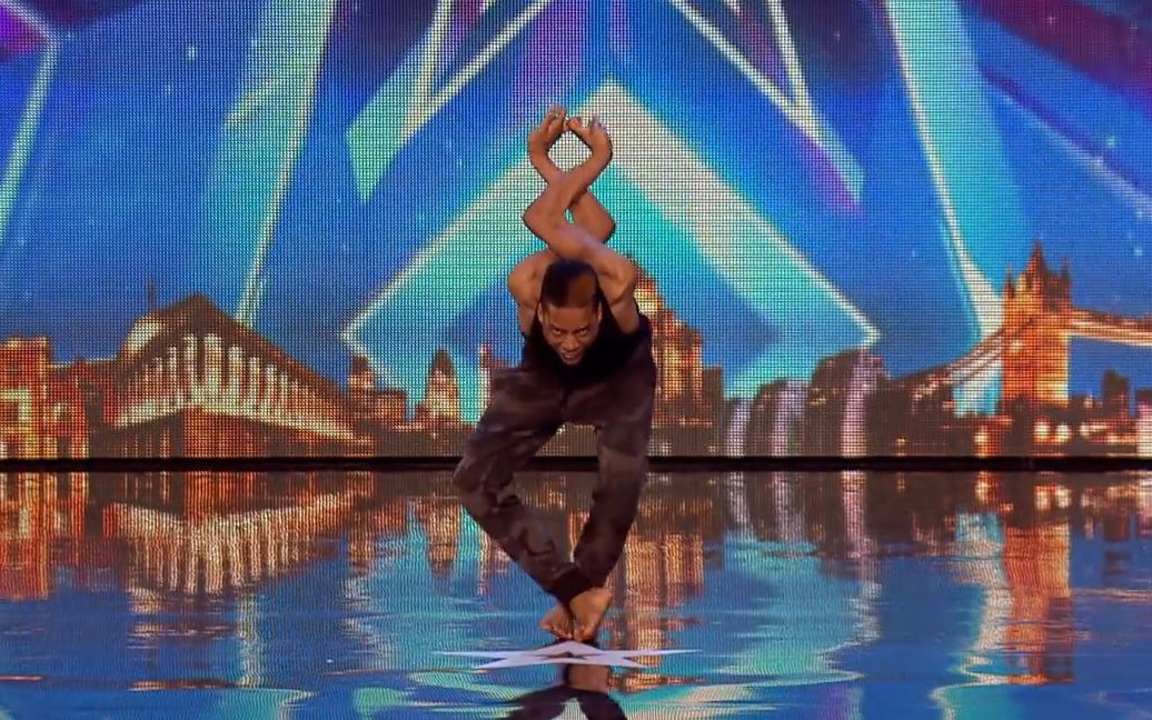 奇迹男孩外国男孩自学骨折舞轻松将骨头反向90度掰折