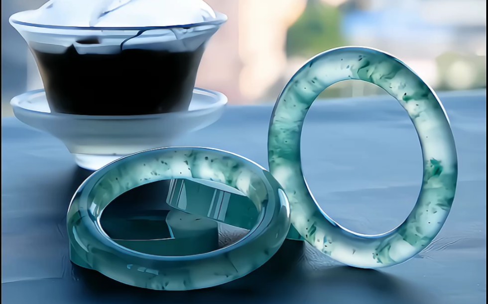 百万飘花翡翠手镯,自然光都可以这么美#翡翠手镯