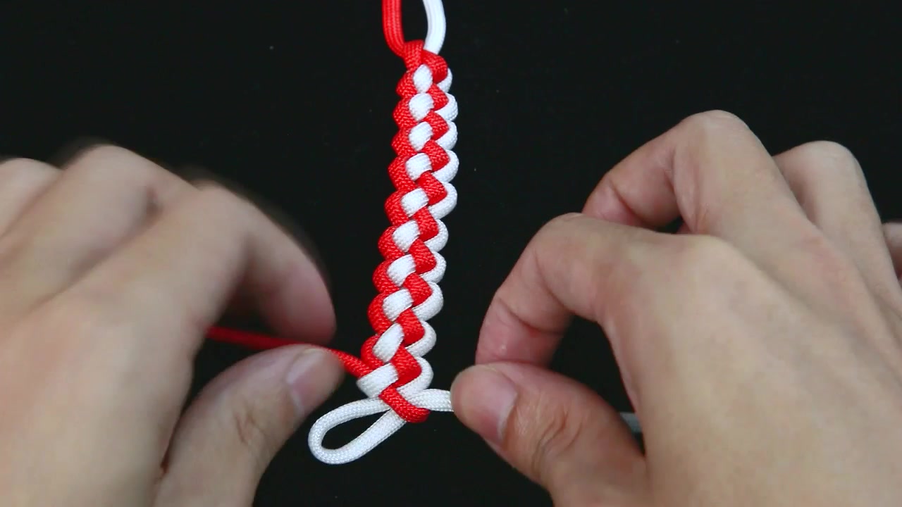 绳结编法很简单的锁结手链和戒指中常用的绳结
