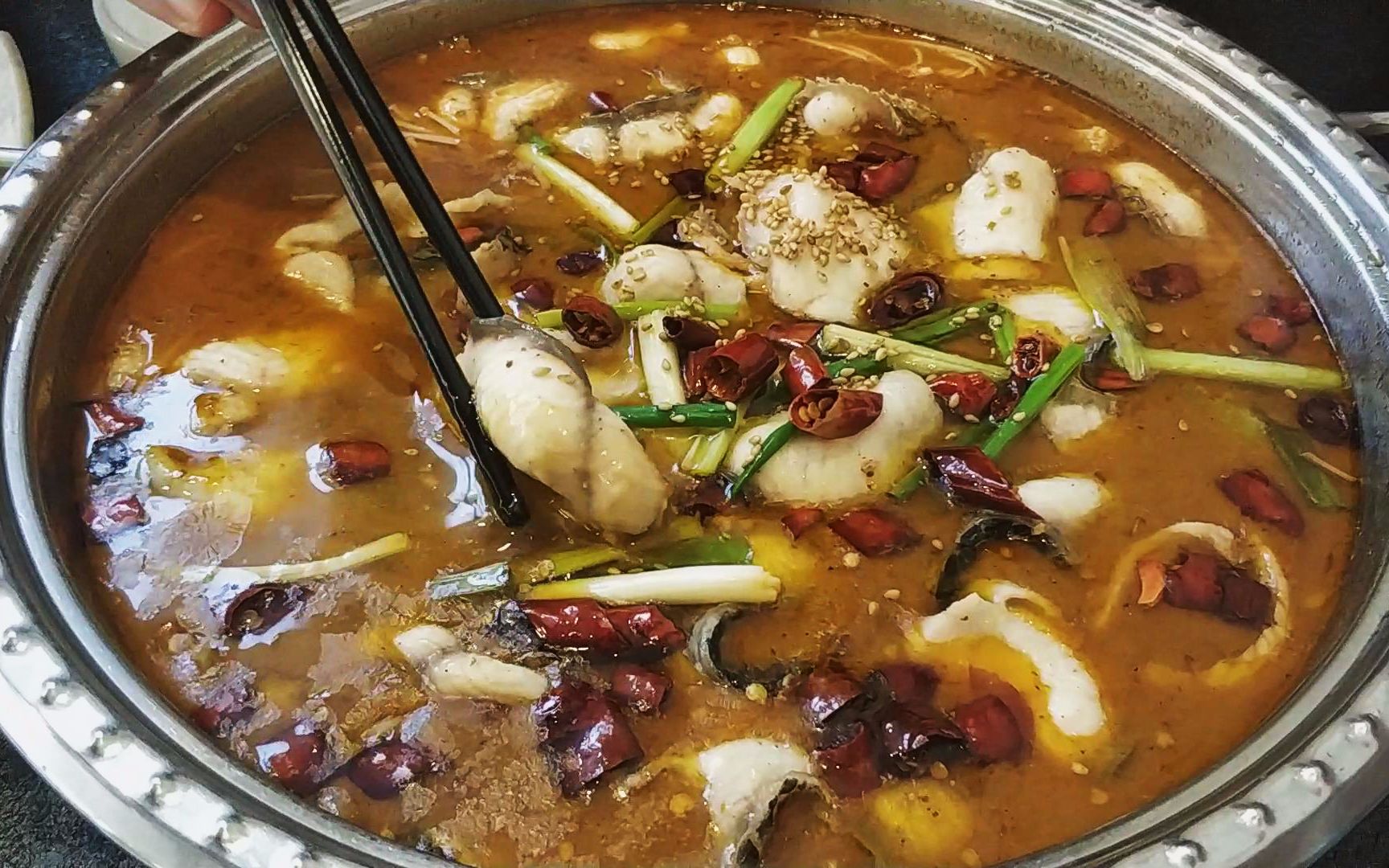 天津正儿八经的麻辣水煮鱼,76元这一大盆,配米饭吃实在太过瘾了_哔哩