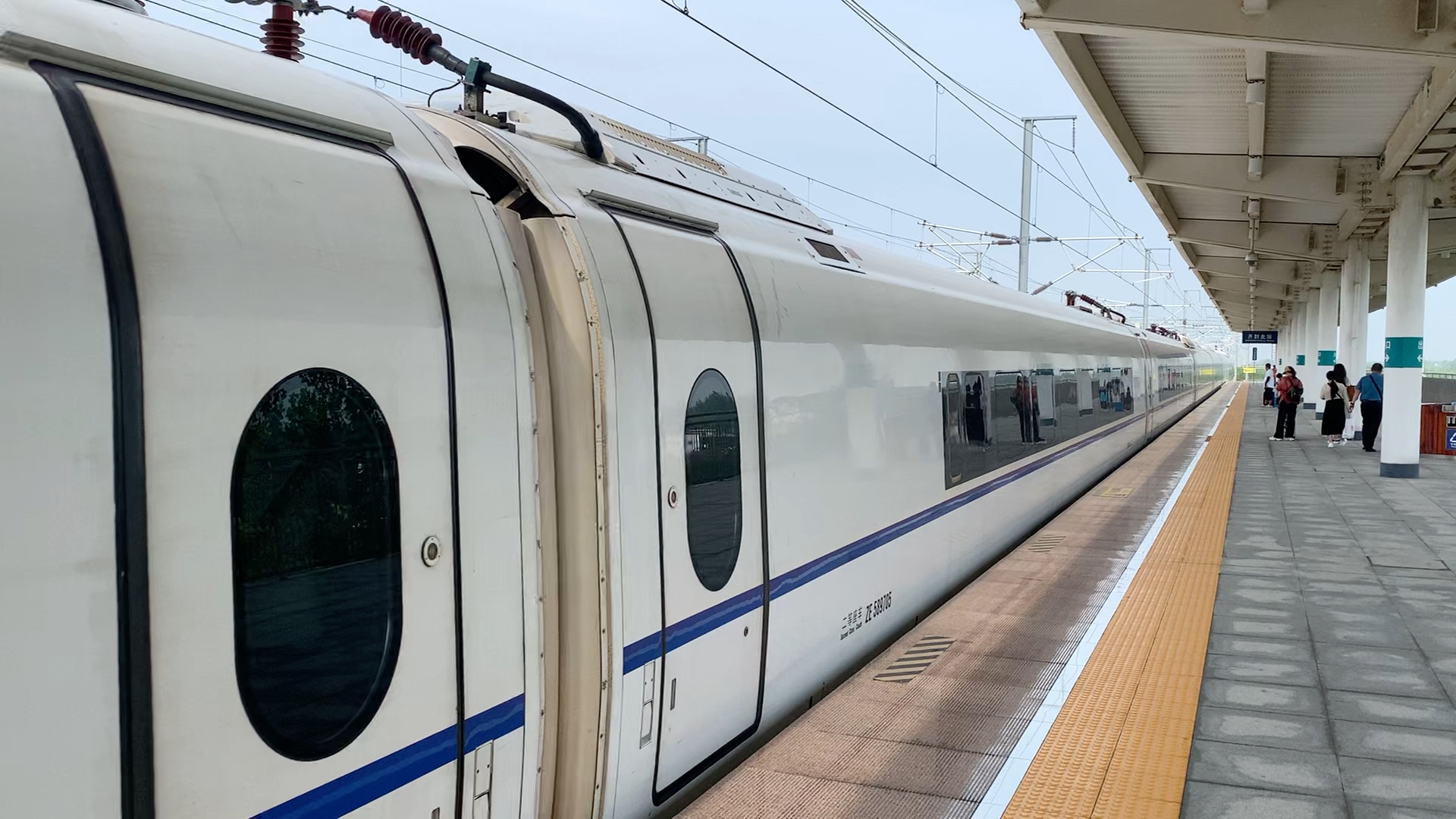复兴号cr400bf高速通过开封北站与crh380bl进站停车