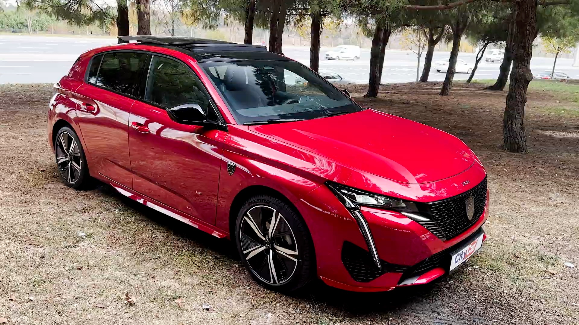 标致308gt魅惑红户外欣赏