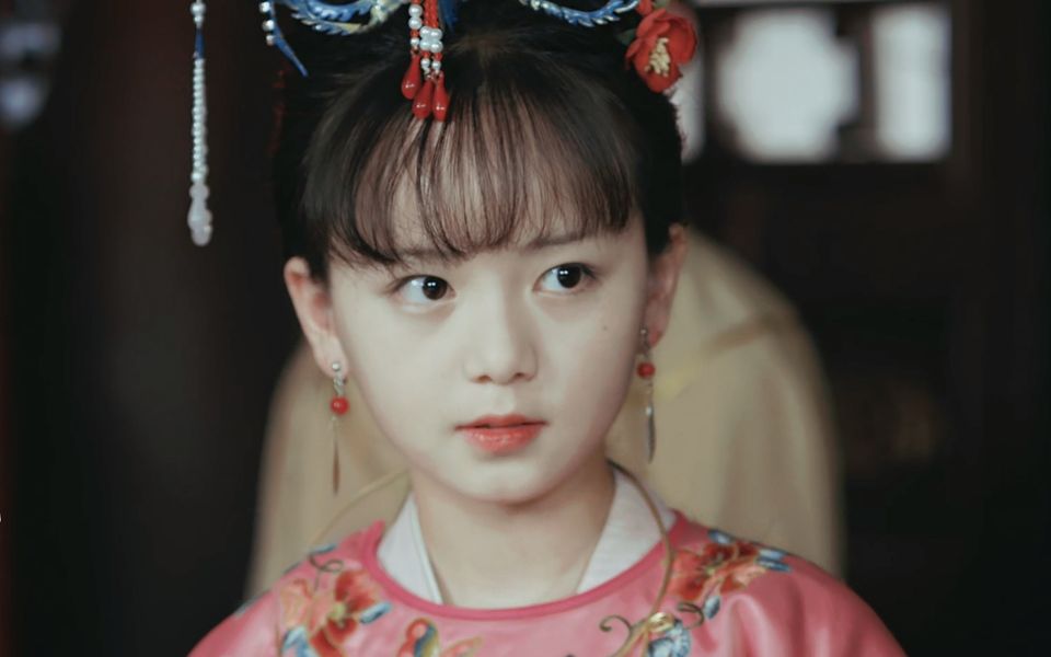 钟宝儿巧笑倩兮一眼成传奇