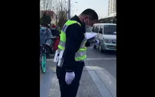 Télécharger la video: 北京街头行人止步车辆鸣笛 这一刻 抵过千言