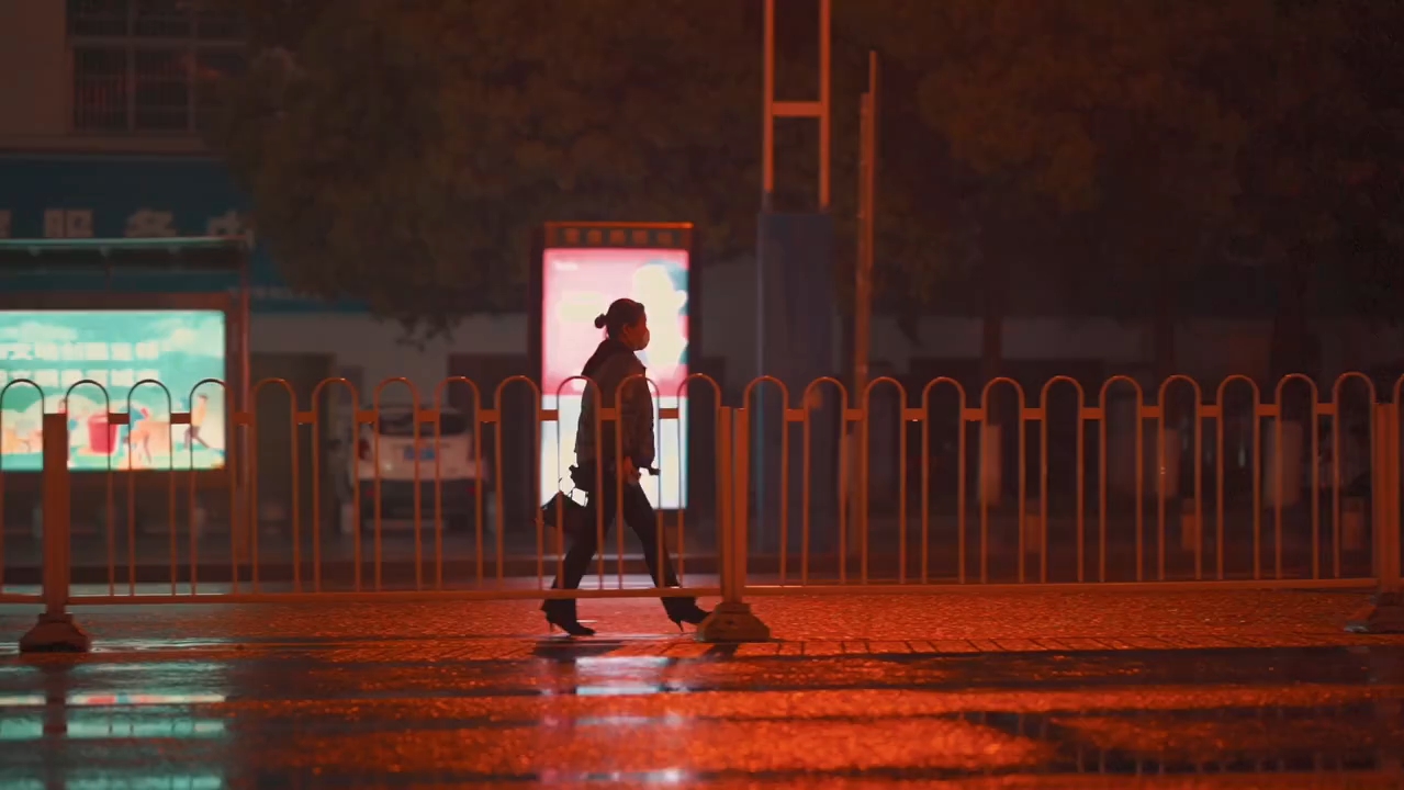 [图]你会遇到比我更有趣的人，在这个落寞的雨夜中忘掉我。（情感视频素材｜情感文案｜自媒体素材）