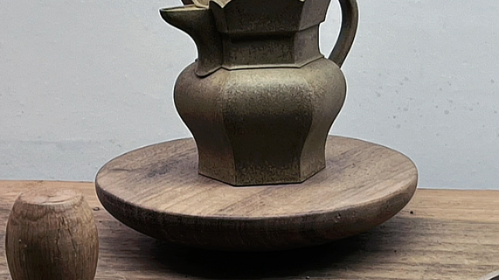 大彬莲瓣僧帽壶