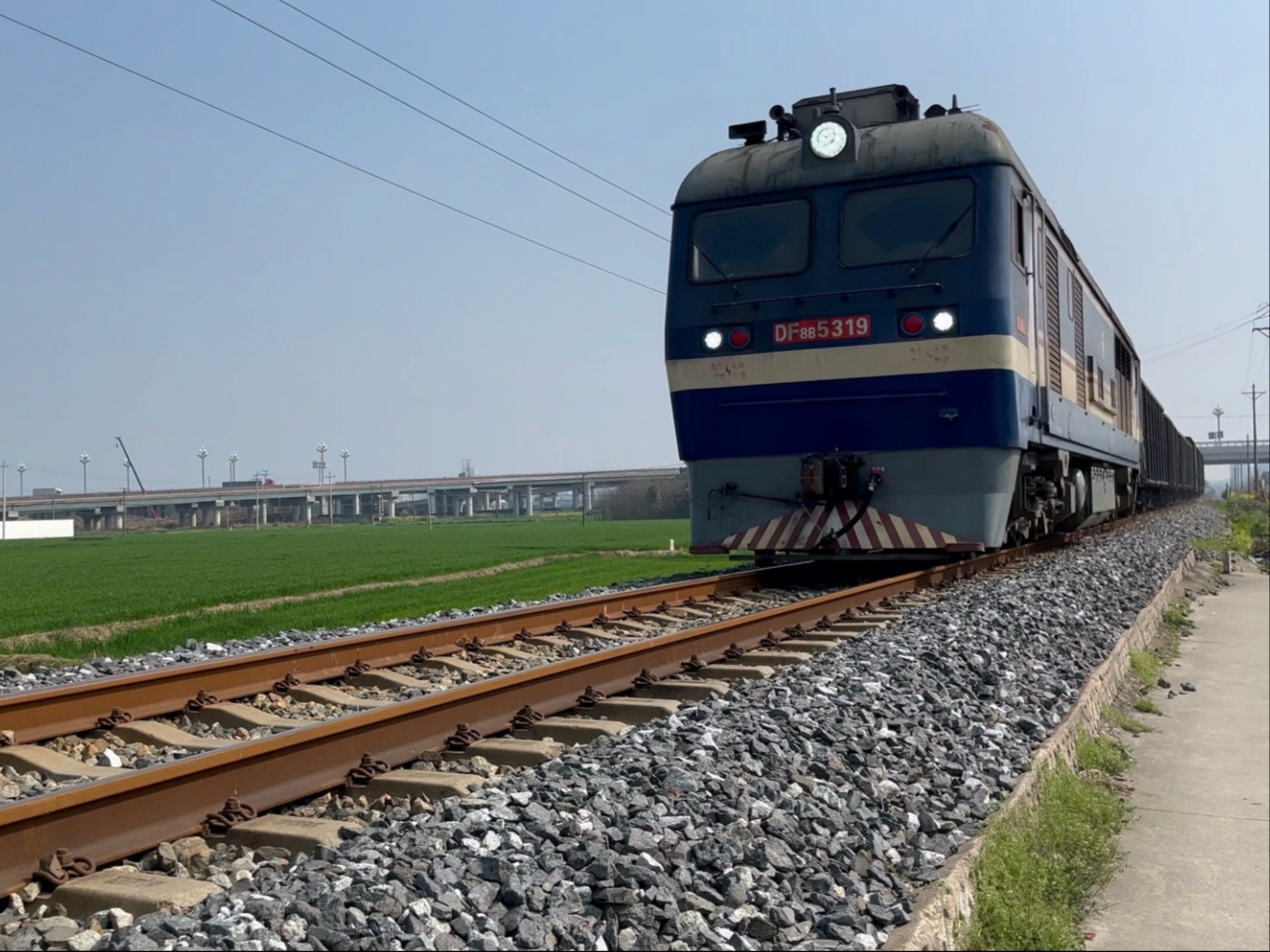 成局成段df8b 5319牵引4节敞车 3节棚车经广岳线去什邡站