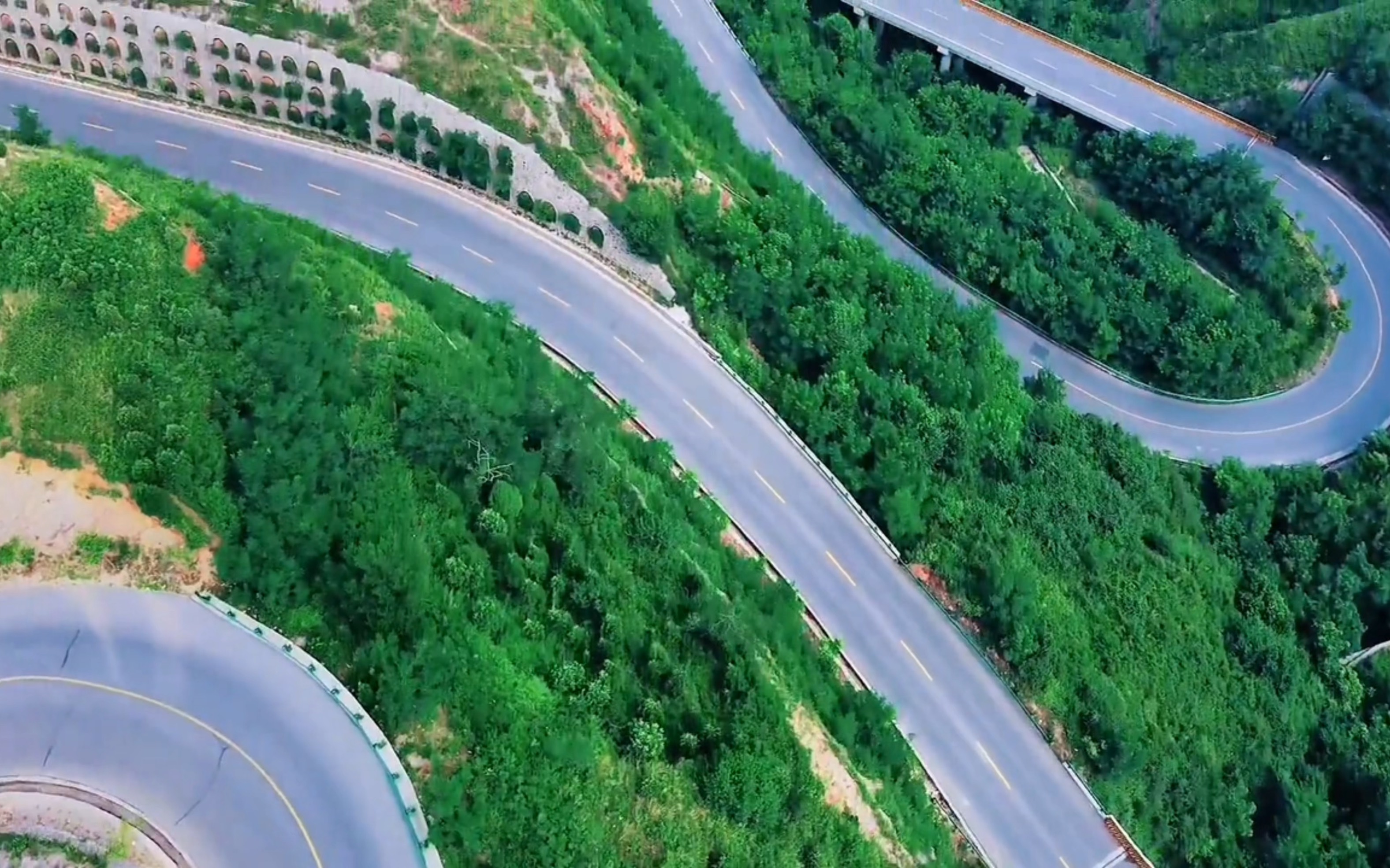 九曲十八弯,蜿蜒而上,西安骊山环山路,不输漫画里的秋名山