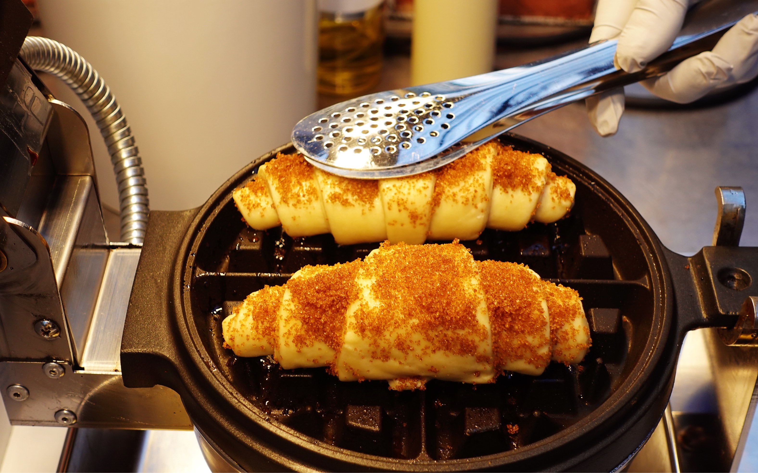 风靡全韩国的焦糖牛角华夫饼/首尔明洞街头小吃/30元一个_哔哩哔哩