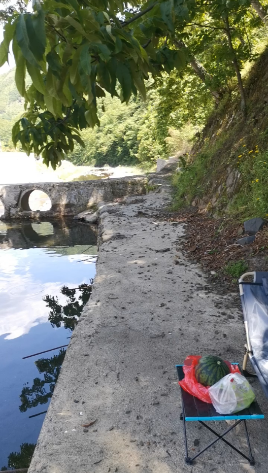 抽空去了下安徽绩溪县的荆州乡找了个没人的河边享受了一个安逸午觉