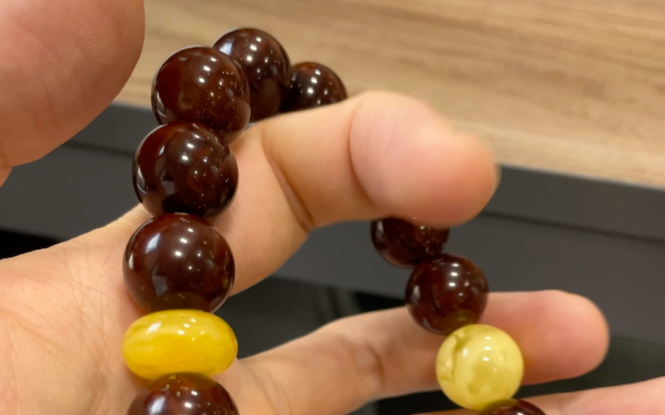 给紫金鼠配了两颗蜜蜡