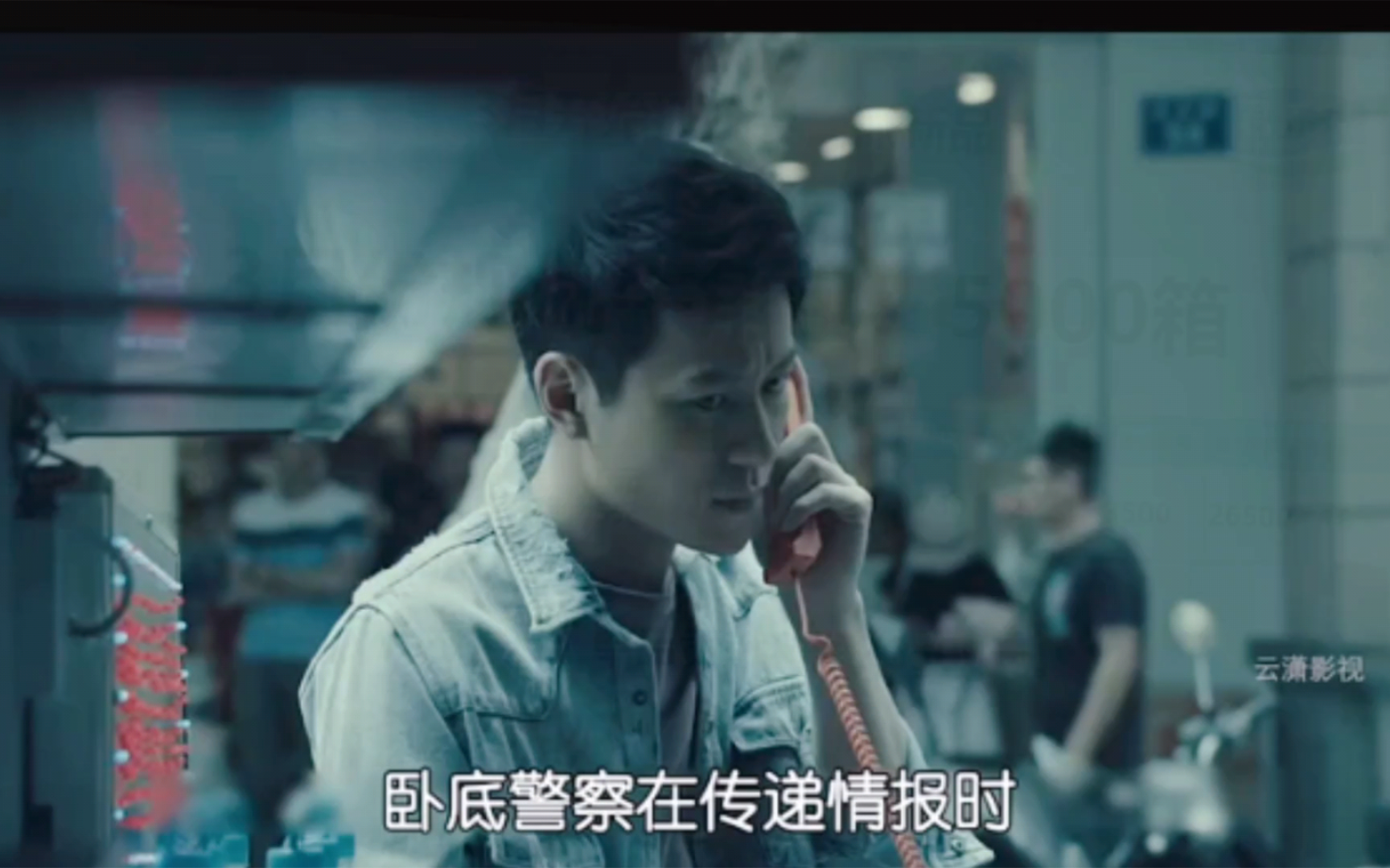 卧底传递情报时,无意间看见地上的小卡片!