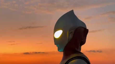 当初夕阳下的奥特曼跟现在的不同