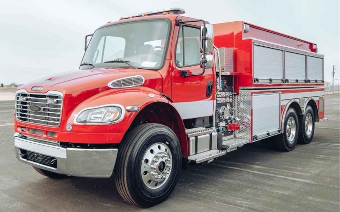 piercemfg皮尔斯消防车线上技术展示会新款fx3000加仑水罐消防车