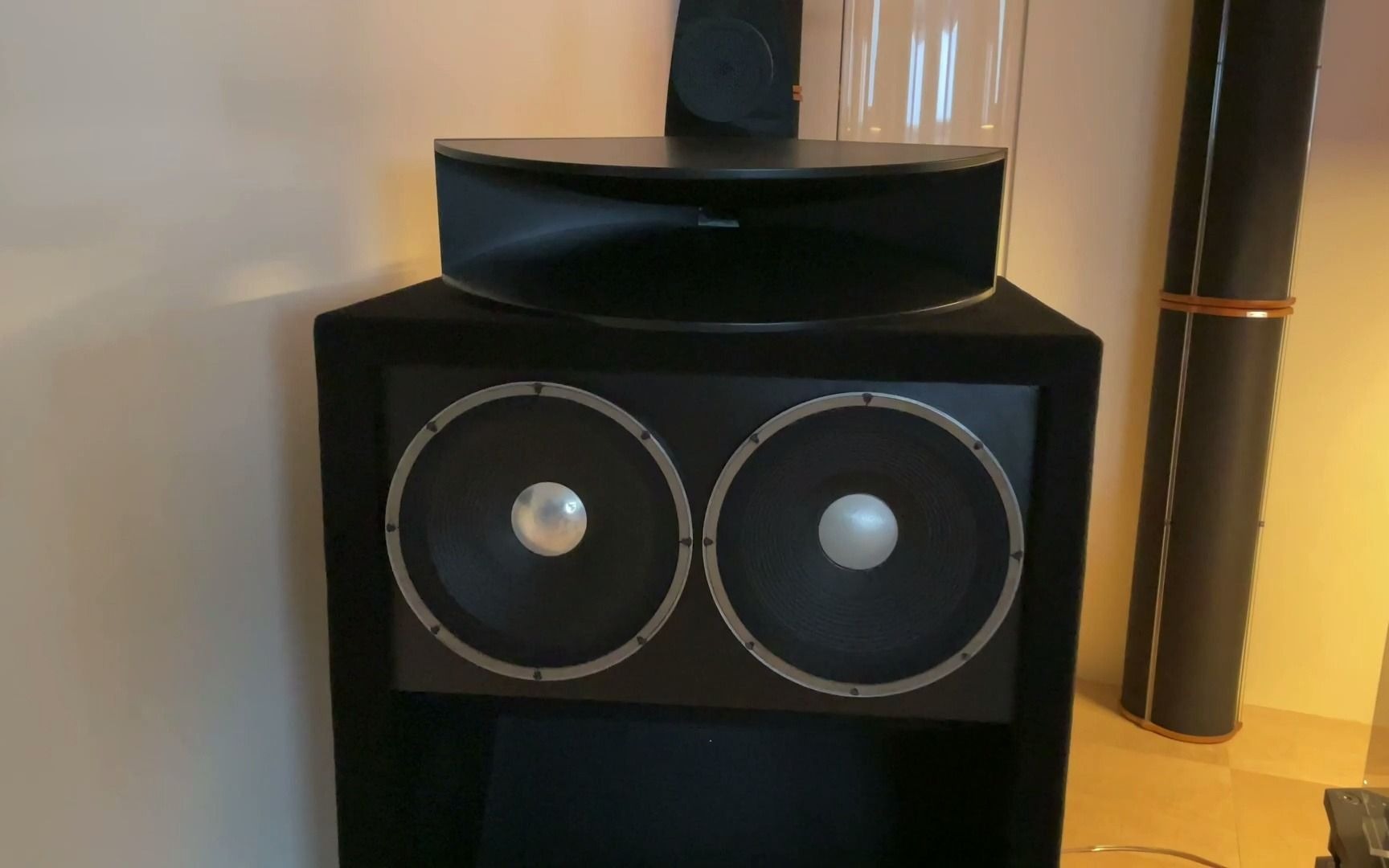 [图]Monster JBL 4520-based Loudspeakers Audiophile's Private Room