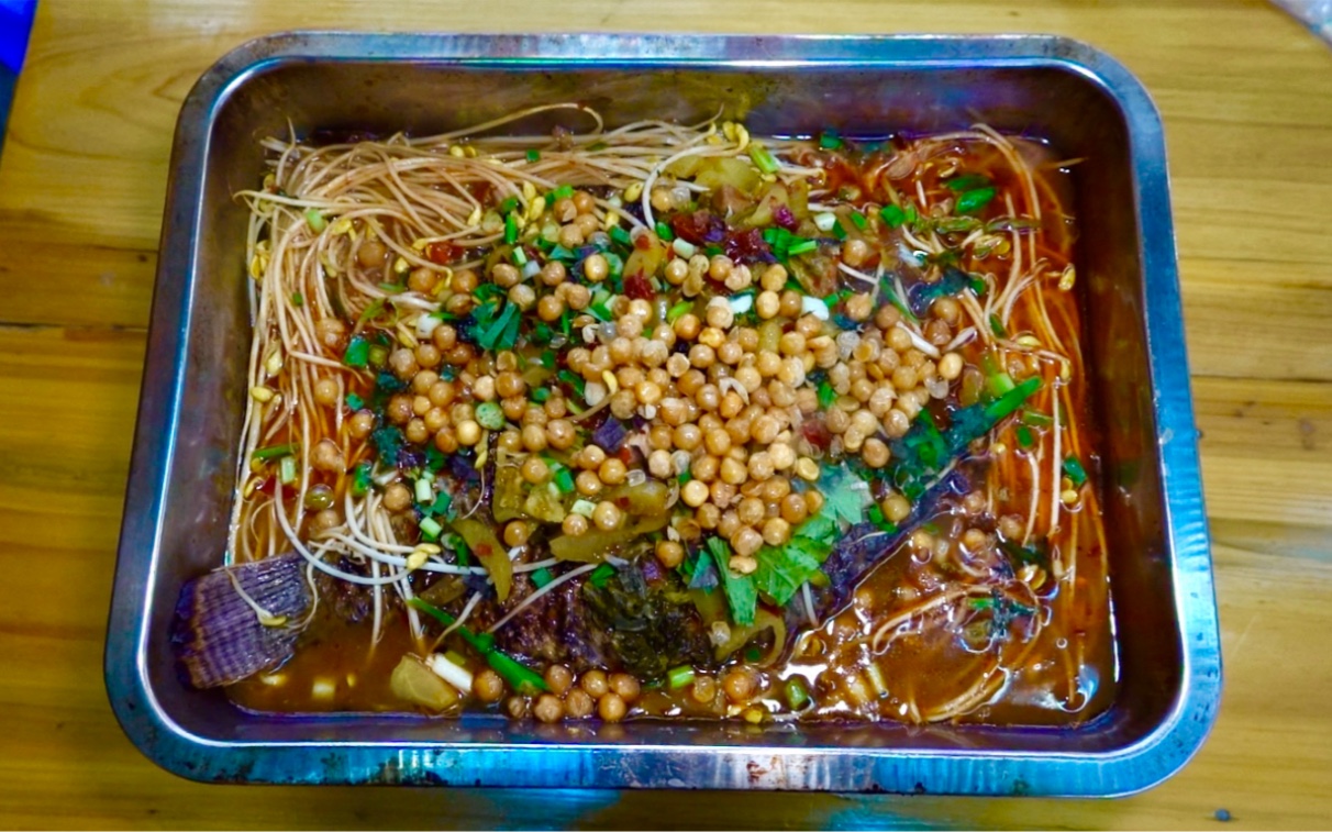 广西一家夜市烧烤摊,烤鱼25元一条,都是现点现做,吃着很放心_哔哩哔哩