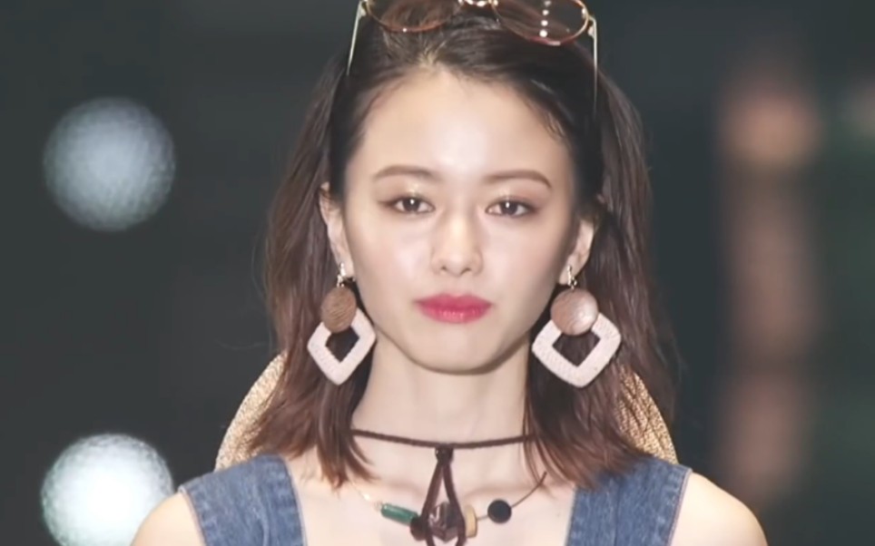 东京时装秀第一美女山本舞香的时尚穿搭合集,骨子里透出的成熟美,适合