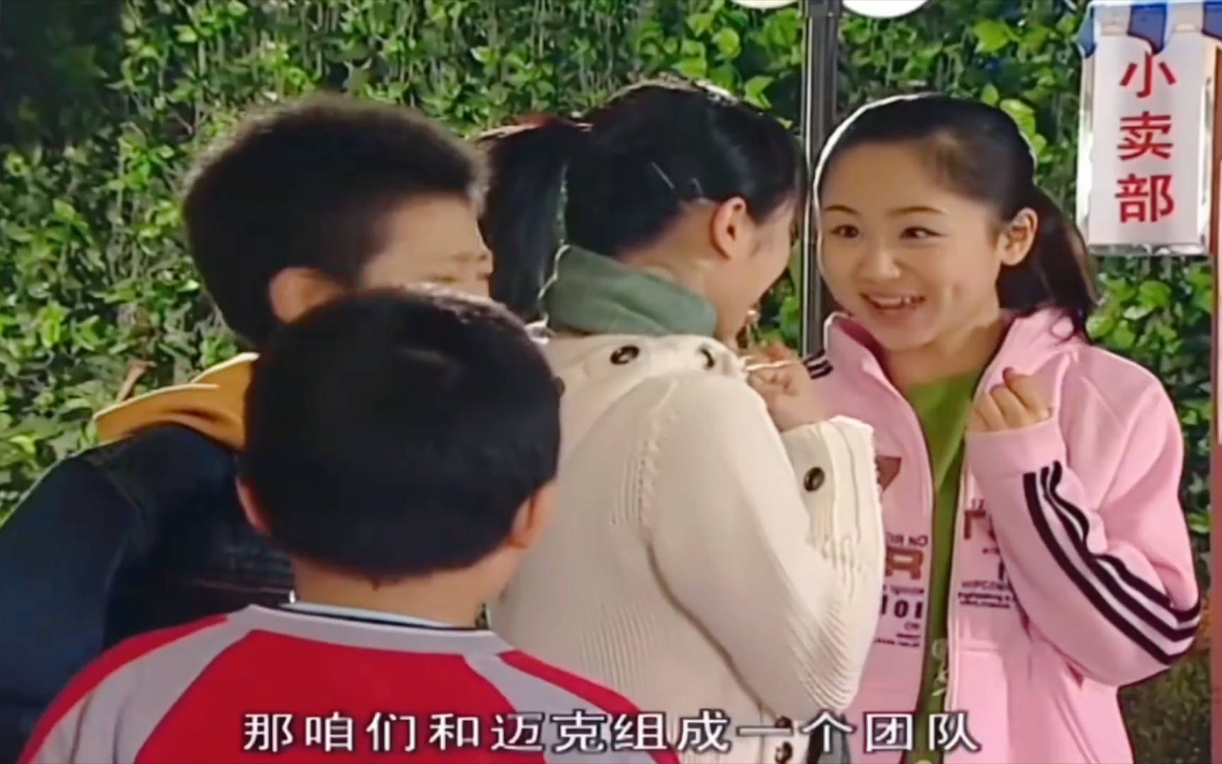 《家有儿女》小雪见完外国人,秒变花痴,刘星翻白眼太真实了.