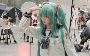 下载视频: 男孩子cos初音去漫展还被抓去拍场照?