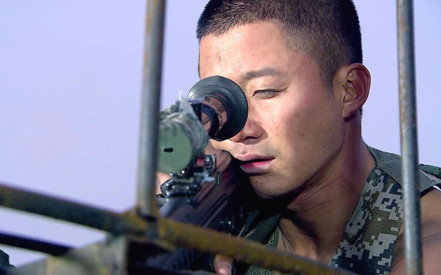 利刃28何晨光成功狙杀蓝军司令