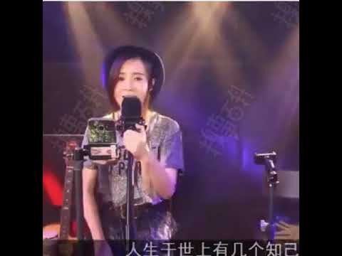 [图]美女现场演唱《友谊之光》