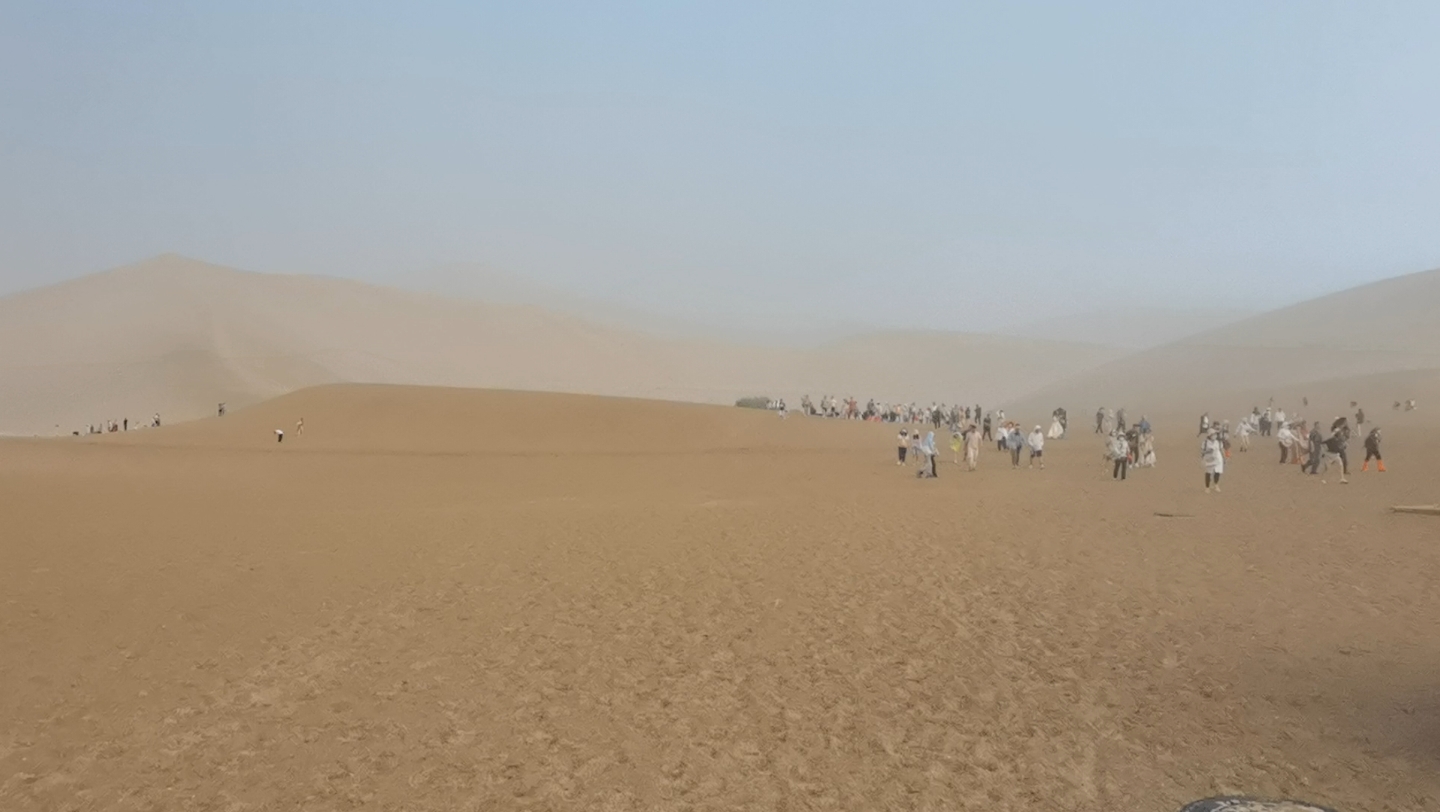 太离谱了,敦煌沙尘暴和大雨交杂在一起的恶劣天气