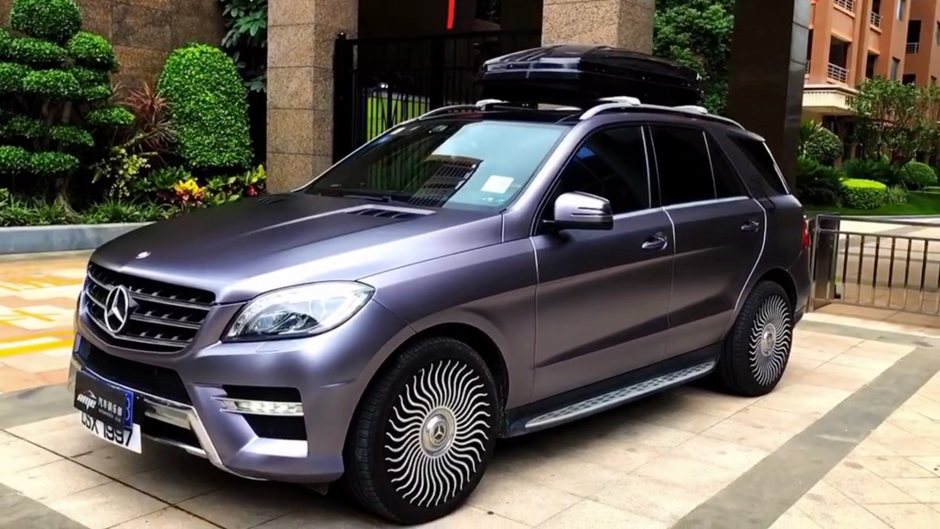 奔驰gle350汽车漆面改色,车身电光灰改色贴膜,彰显帅气车身质感