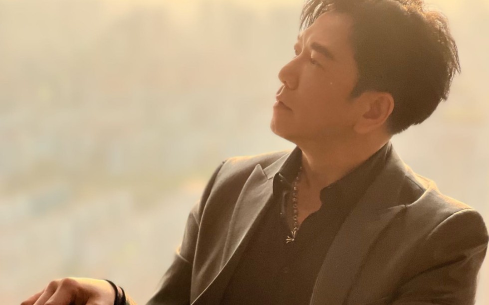 气质这个东西不分年龄,帅哥老了一样魅力不可挡,温兆伦最近状态超帅超