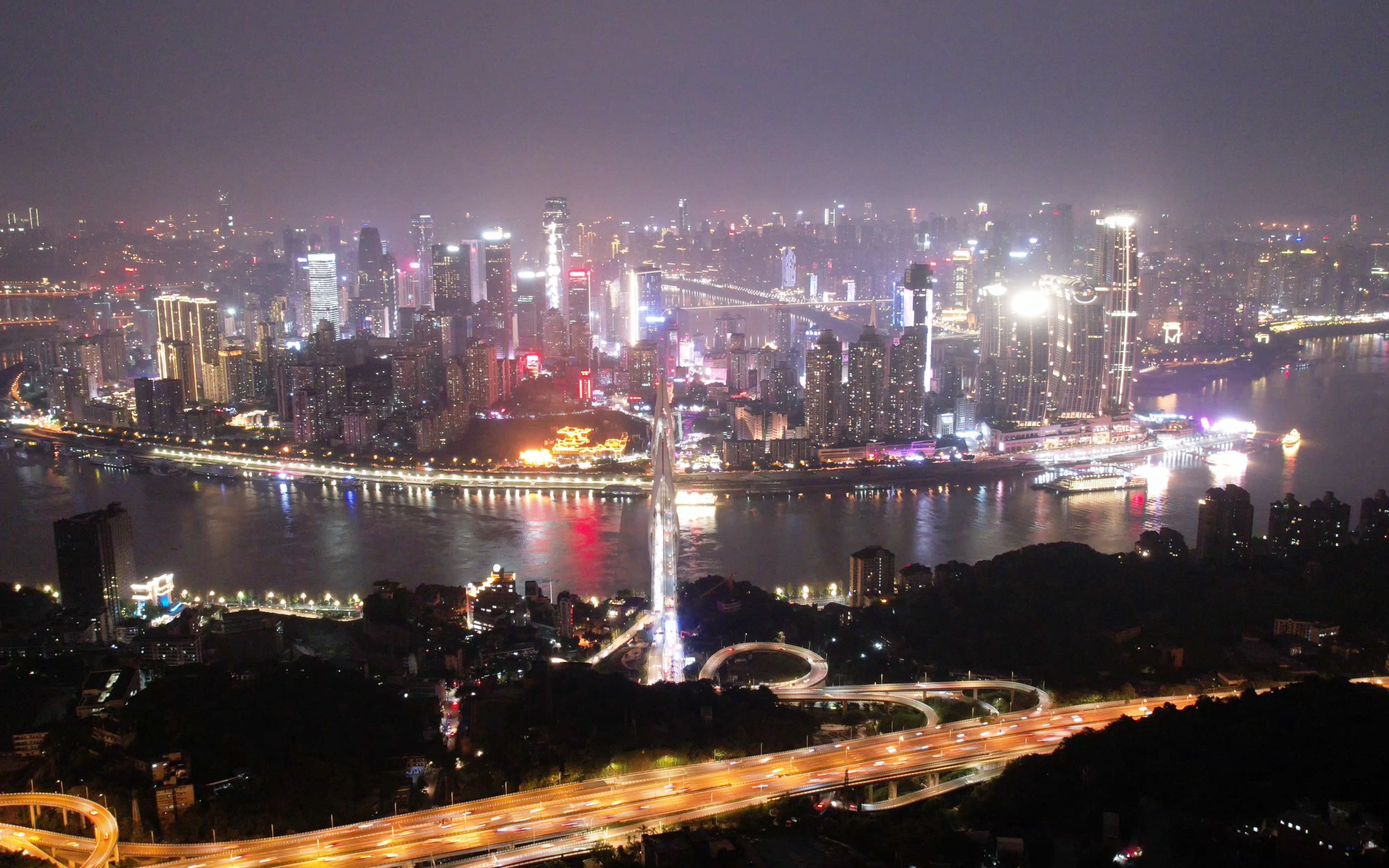 重庆最繁华地段的夜景,嘉陵江跟长江相汇,两岸高楼林立,太壮观了哔哩哔哩bilibili