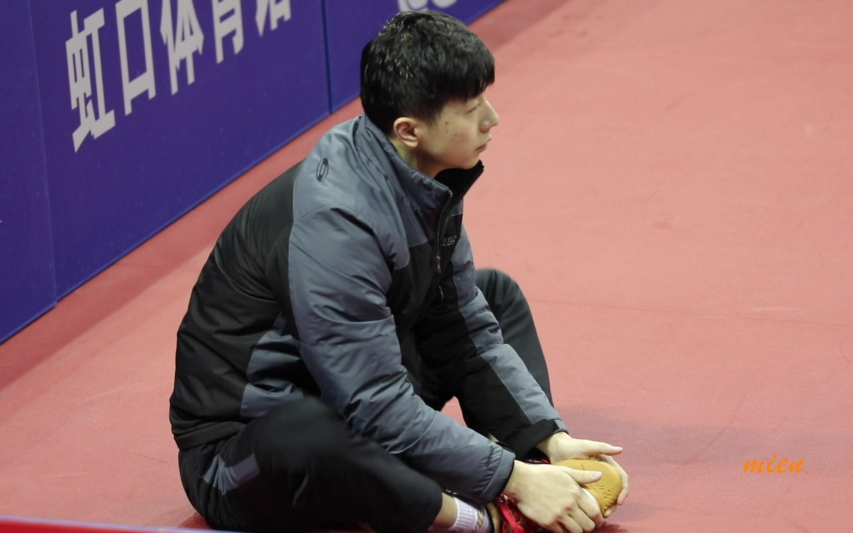 决胜局场边加油的龙队以及最后挥挥