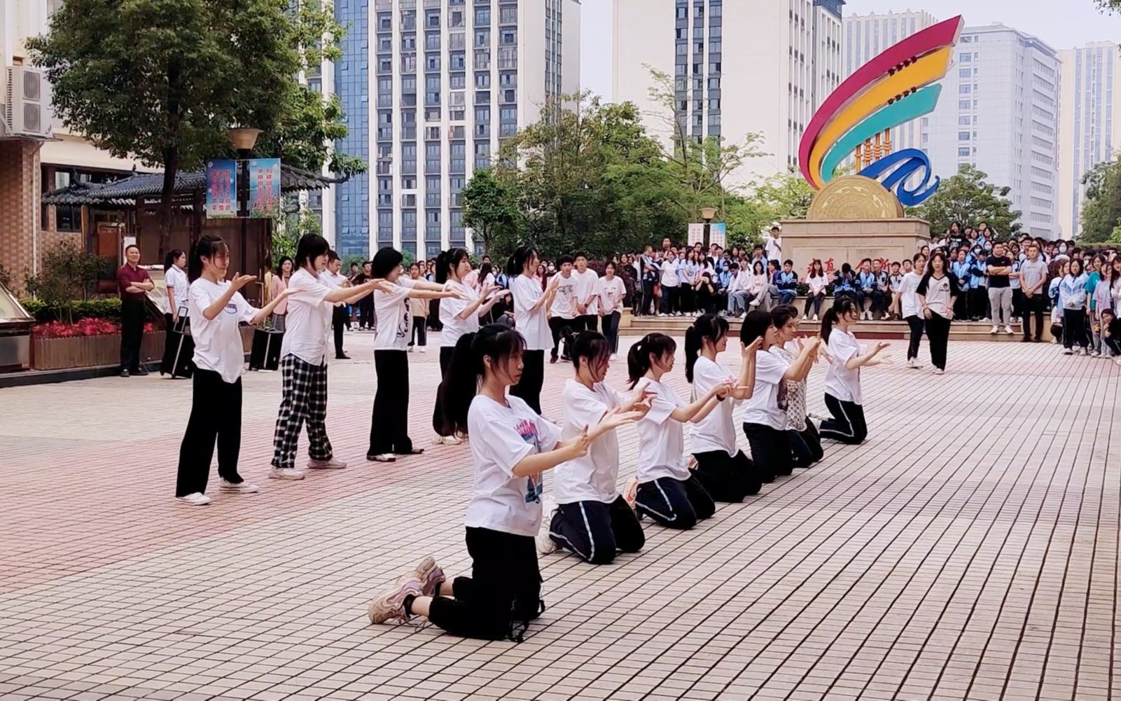 [图]南宁市邕宁高级中学2022年6月高考考前心理减压大课间文娱活动