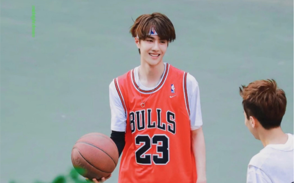 今天是爱打篮球的王一博