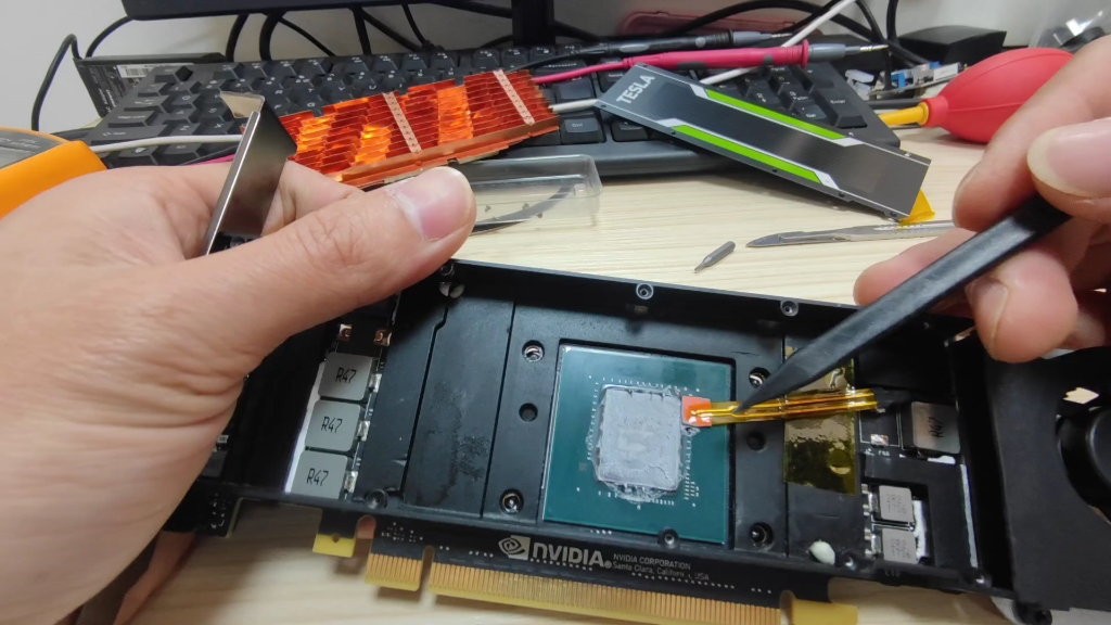 改好散热的tesla p4显卡拆解,温度探头的安装位置,还有风扇取电的位置