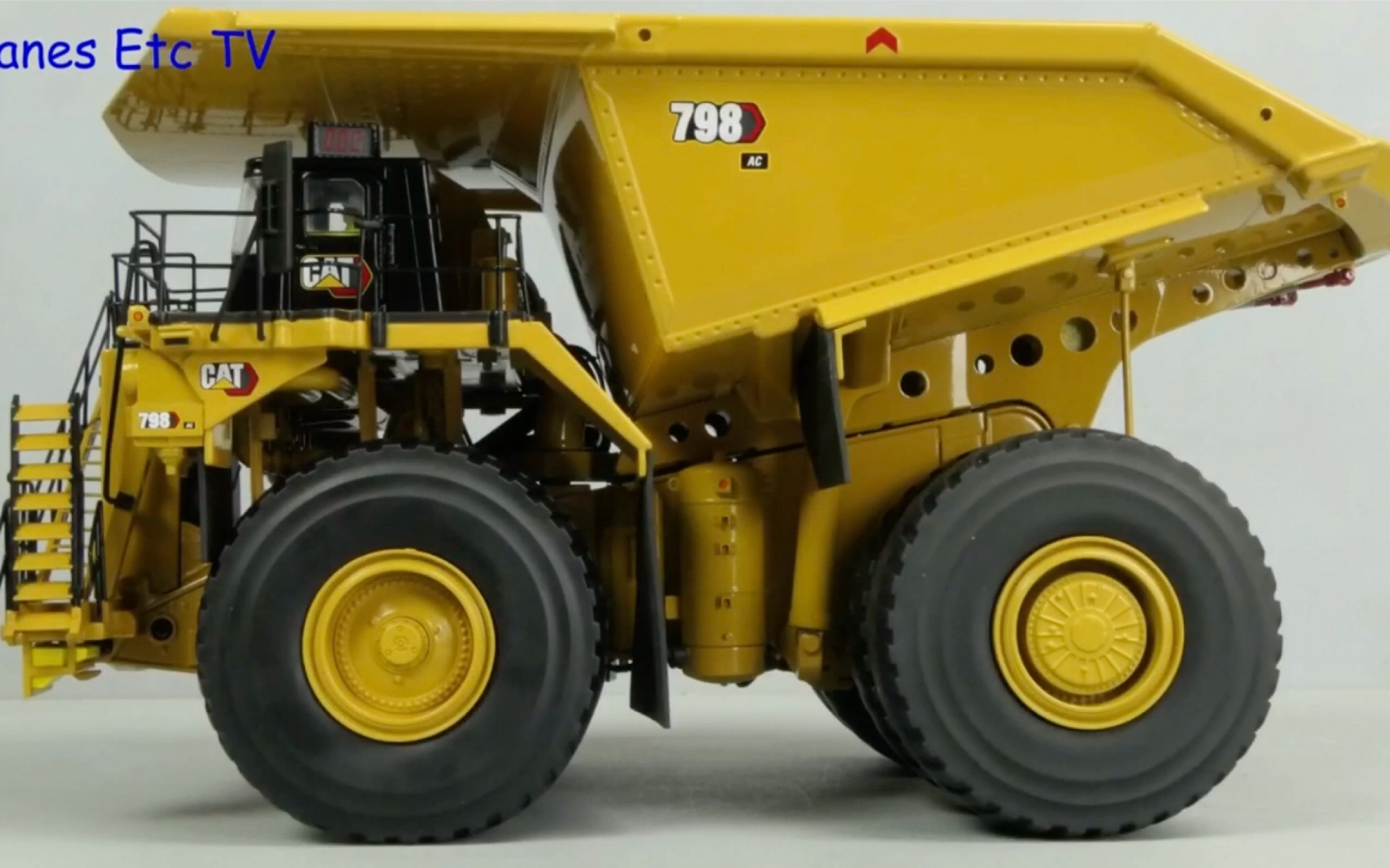 卡特798矿山运输车