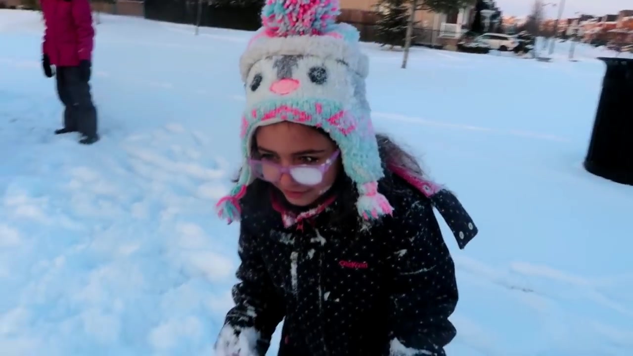 [图]Kids Snow Ball Fight at the park!! (打雪仗）