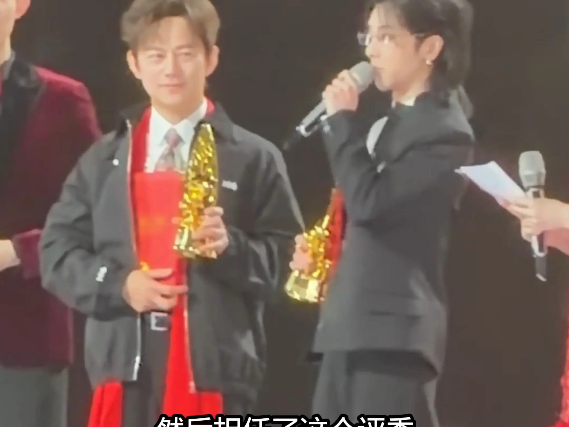 华总年会获奖感言,被华总cue到的何老师笑容满面哈哈哈哈_哔哩哔哩_bilibili