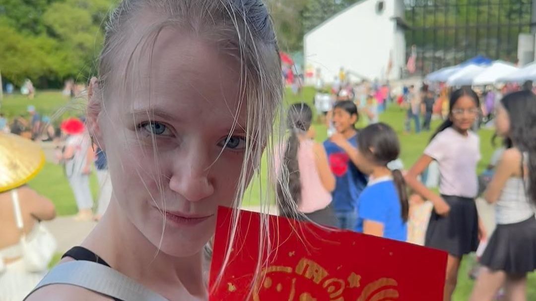 美国女友逛亚洲美食节，吃肉夹馍梦回西安？