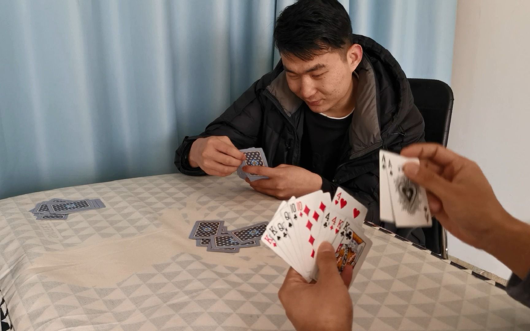 活动作品三人扑克牌防不胜防还是让他给跑掉了