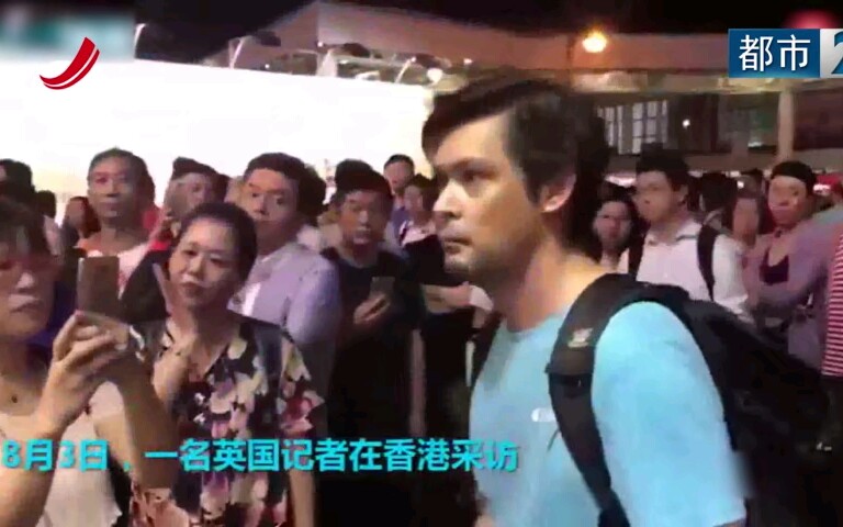 [图]英国记者街头采访香港人，辽宁舰是否威胁香港人安全，被香港同胞痛斥