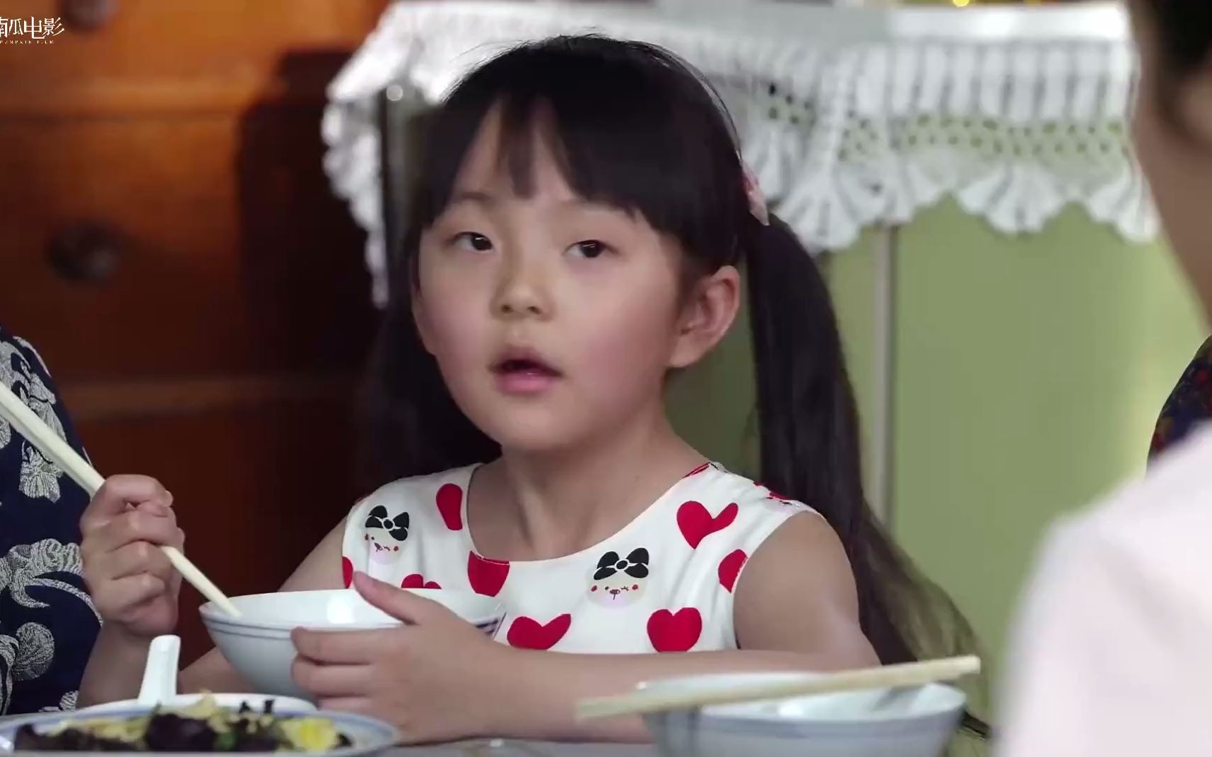 平凡岁月:李夏真是个小机灵鬼!一句话吓坏全家人,不好惹