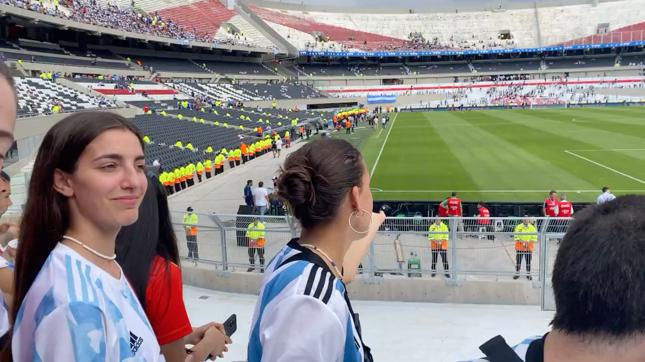 阿根廷女球迷去看梅西的比赛