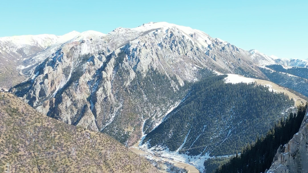 在左贡用无人机看雪山,西藏美景
