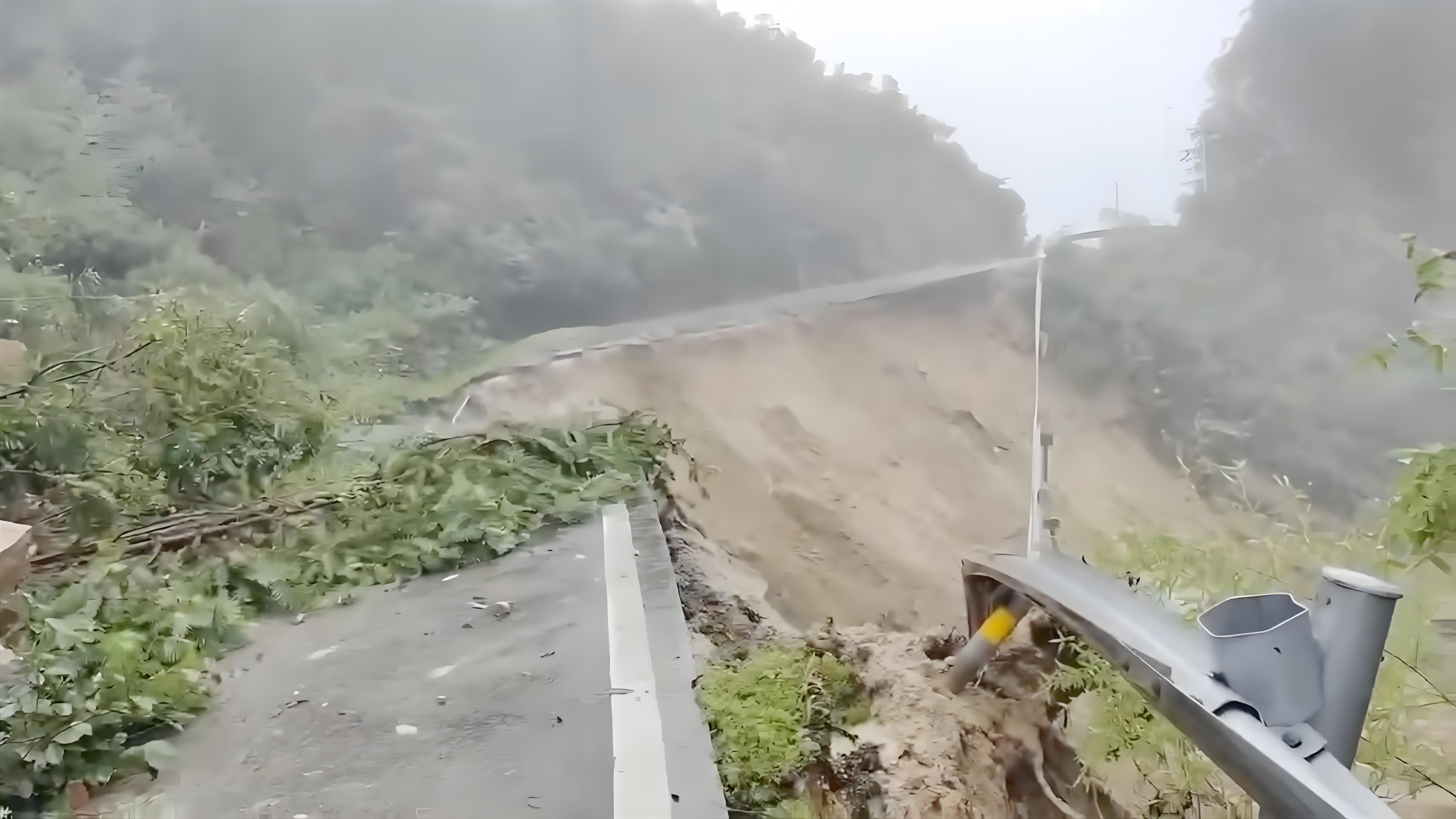 湖南一省道垮塌20米长,事发路段已封闭,平江哔哩哔哩bilibili