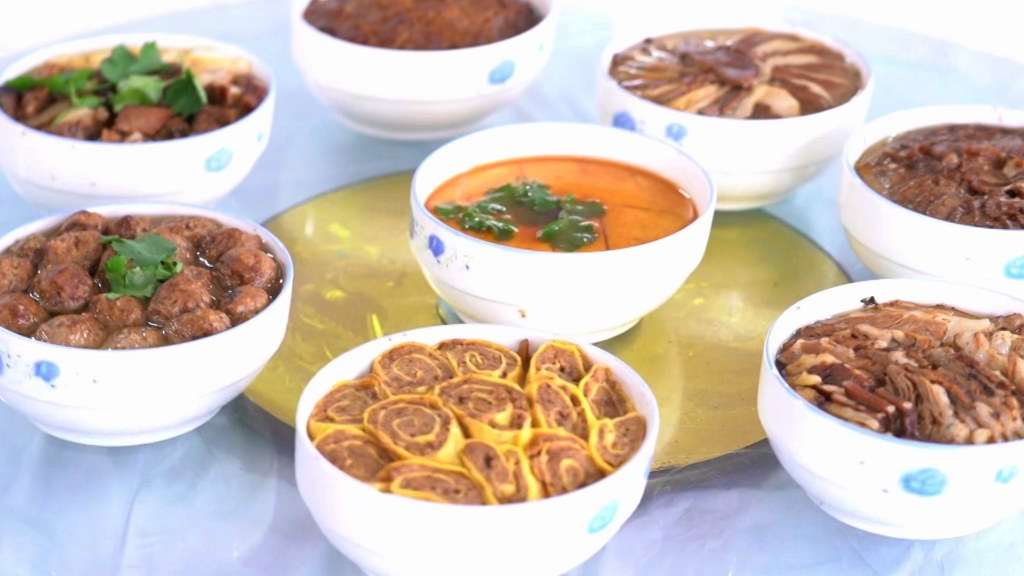 多伦诺尔传统美食——清真八大碗!(陈卓摄)
