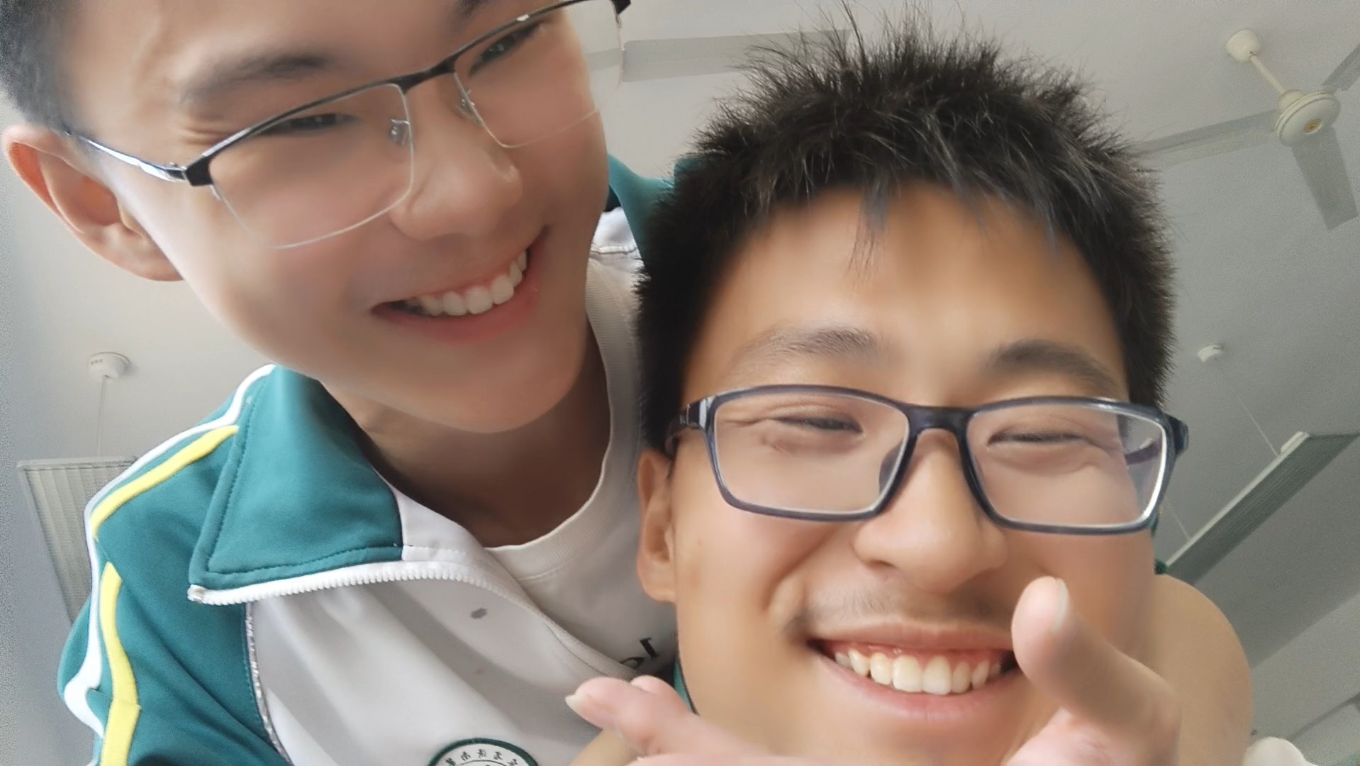 毕业了,愿你释放青春的心灵,展开五彩的翅膀.